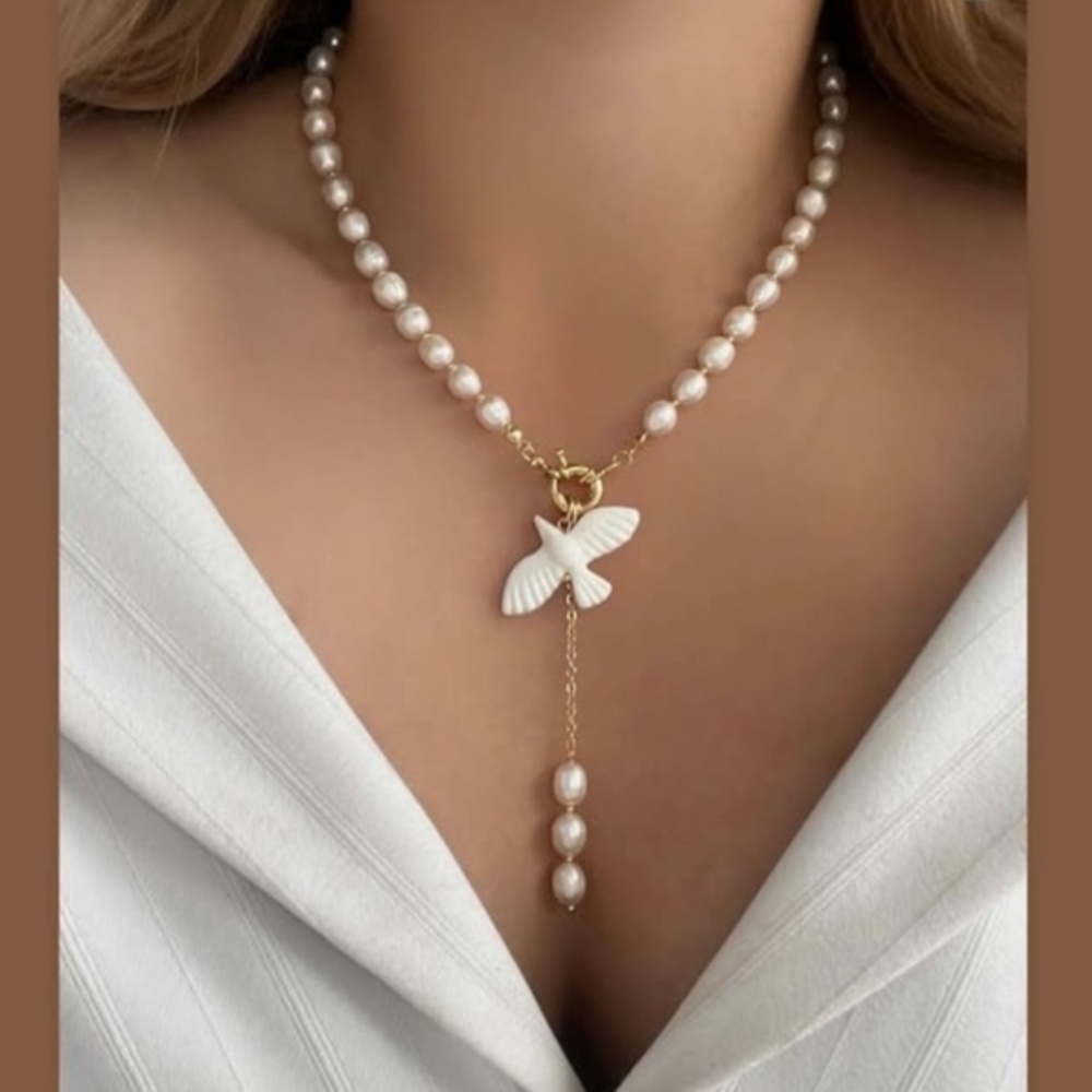 Exquisite pearl necklace with a bird